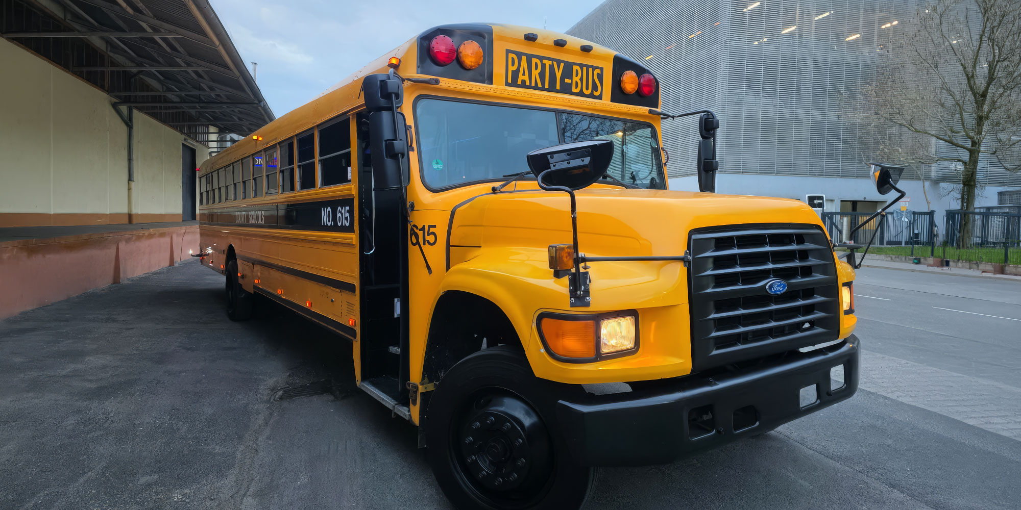 Amerikanischer Schulbus in Berlin / American school bus in Berlin